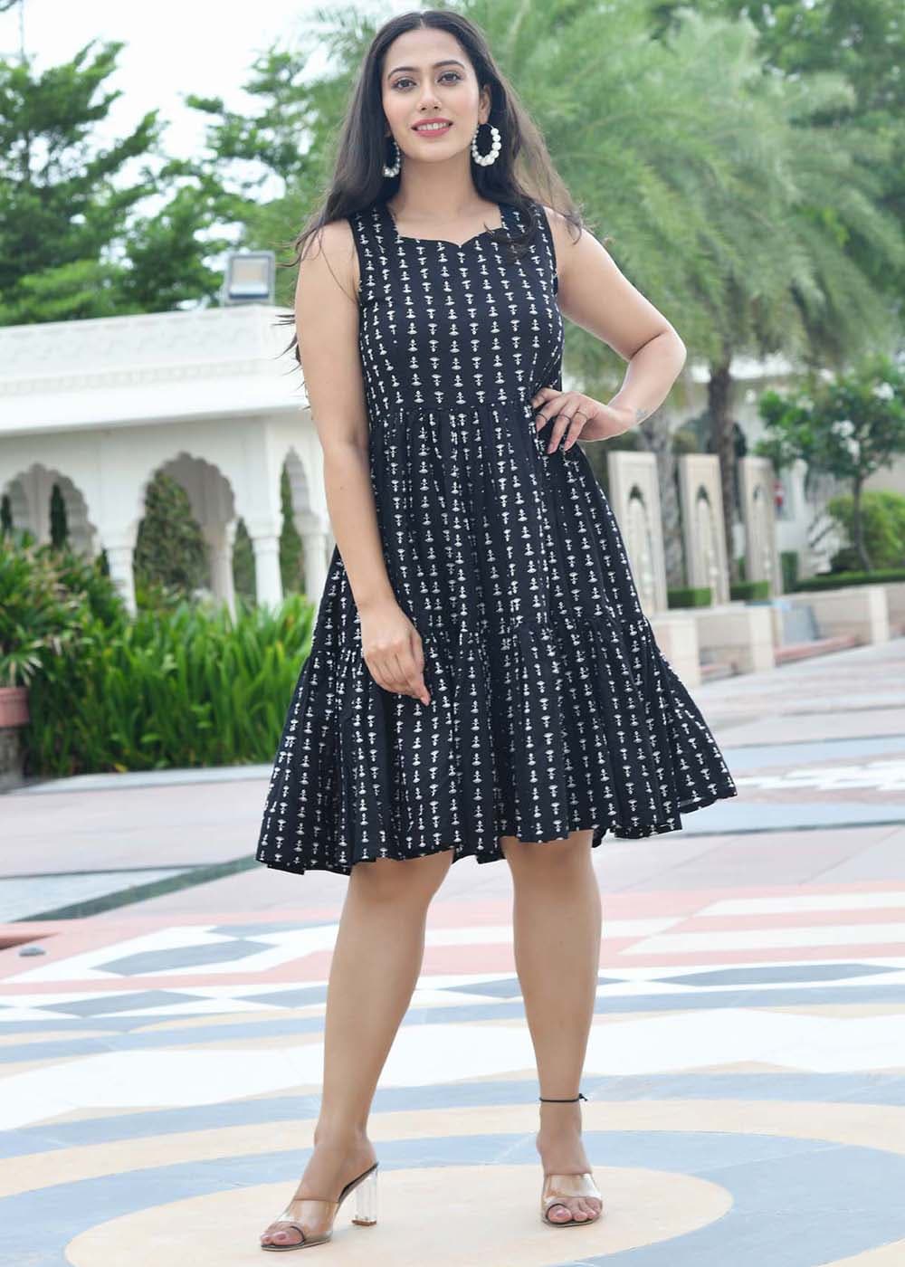 green emerald velvet dress Riva Dress – DeTHEIA main image 1